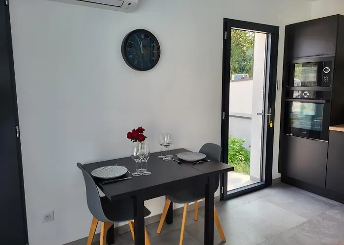 De Poujoles בית הארחה 3*