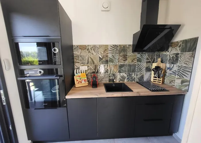 De Poujoles בית הארחה 3*