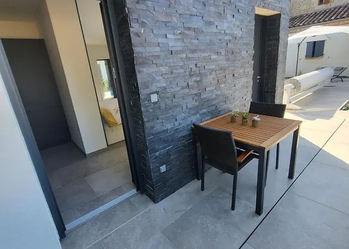 De Poujoles בית הארחה 3*