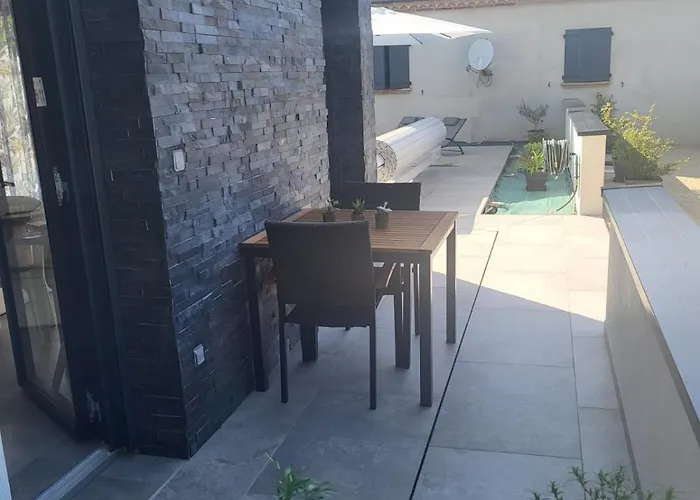 בית הארחה De Poujoles 3*